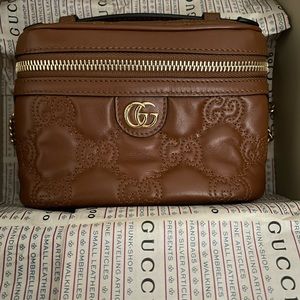 Gucci small leather bag, gold chain. No scratches or ruins to the leather.
